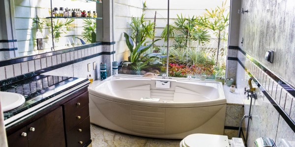 Banho Suíte Casal – Parede, Piso e Lavatório em Mármore e Granito Verde