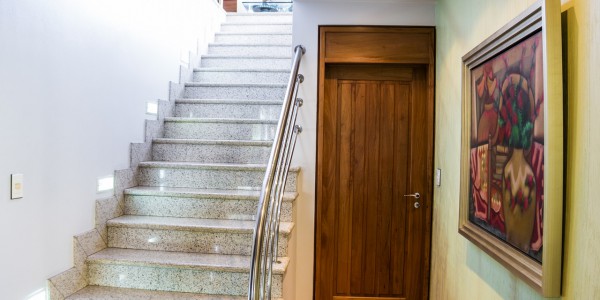 Circulação – Escada e Piso em Granito Branco Ceará Polido