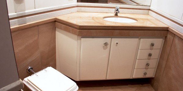 Banho Suíte Filha – Lavatório e Piso em Mármore